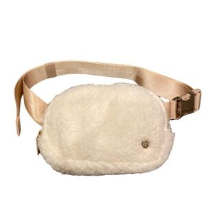 Wantable Fanny pack. Off-white Sherpa. Gold hardware. Rose gold/tan strap.